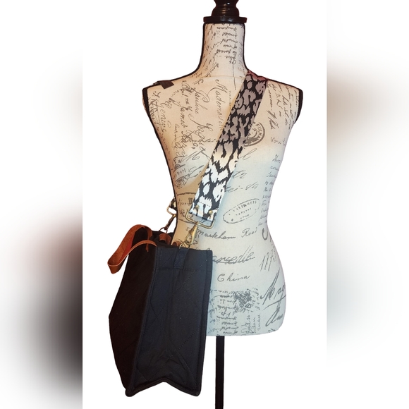 Pretty Simple Carrie Crossbody Tote - Picture 4 of 7